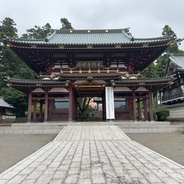 北山本門寺｜本門寺は、日蓮の六人の高弟「六老僧」の一人 日興が開山した。地名を冠して「北山本門寺」や「重須本門寺」とも呼ばれる。本門寺の開山には、重須郷の石川氏や上野郷の南条氏といった有力者の助力、小泉法華宗・上野講衆など地域の日蓮宗信者の支援があったと考えられている。明治43 年（1910）五重塔改修工事中に発生した火災により五重塔をはじめ多くの伽藍が焼失したが、その後本堂などの伽藍が再建された。焼失した五重塔は、その跡に基壇や礎石などが残され、境内には復元模型が展示されている。また、境内には、今も「日尊の腰掛け石」や県指定天然記念物「題目杉」など寺院の歴史を伝えるものが残されている。