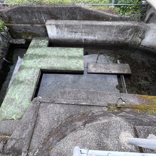 羽衣湧水池｜市保存湧水池。方辺川支流。この周辺には多くの湧水池があり、潤井川に注ぎ込み豊かな流れを形成している。豊富な水は生活用水・農業用水として地域を発展させてきた。