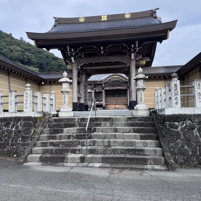 大泉寺｜寺伝によると、身延山に向かう途中の日蓮が一宿した家で説法を行い、それを聞いた家人が発心して市内万野原に一宇を建立したことに始まるという。その後、移転・再建を重ね、江戸時代に現在地に移ったという。