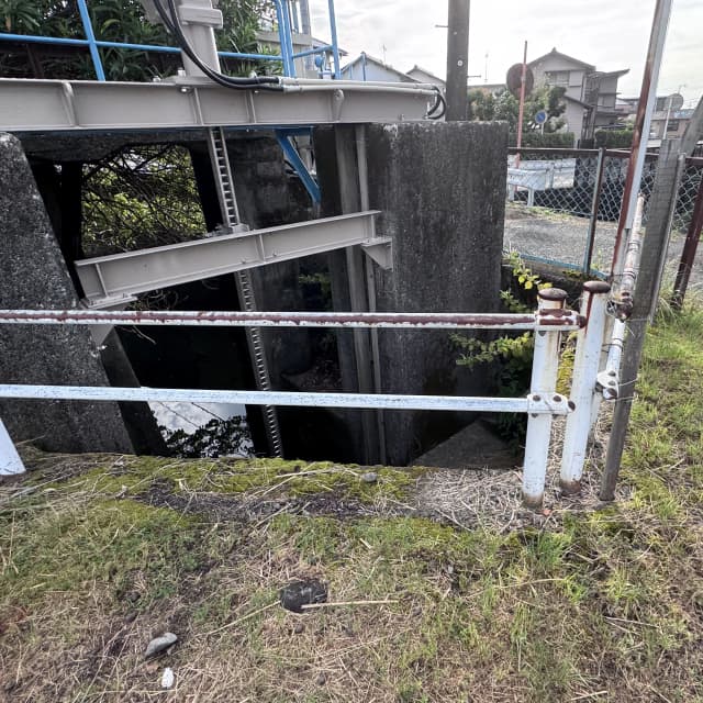 一水門｜野中用水と泉発電所水路は一番だしで取水し、水路を併用して流れていた。ここには水路最初の水門があった。現在は一水門の手前（一番だし）にも水門がある。