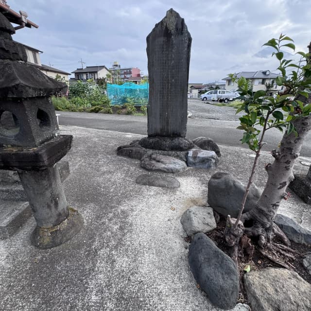 泉氏神記念碑｜泉の集落の氏神がこの場所に祀られるようになった由縁が記されている。昔、泉の集落と下中里の集落の２集落は同じ場所に氏神を祀っていたが、明治９年（1876）にそれぞれ別の場所に氏神を祀るようになったという。