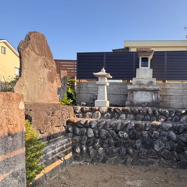 水神碑｜西新堀用水の水神碑があり、その隣には神賀堂浅間の石祠がある。