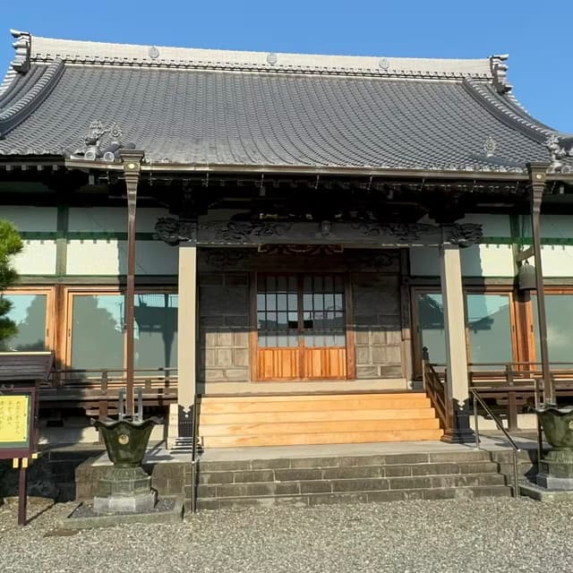 本光寺｜大永５年（1525）「神田橋」付近に開かれたが、境内が手狭だったため現在地に移されたという。また、本光寺の灸は癪（しゃく）や中風（ちゅうふう）に効くといわれ、戦前は祭礼の際に番号札を用意するほど賑わったという。