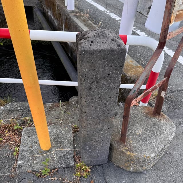 大石寺道の道標｜横溝川（渋沢用水）にかかる筋違橋のたもとに、大石寺（市内上条）に至る大石寺道の道標がある。ここから大石寺までの間には数基の道標が残されている