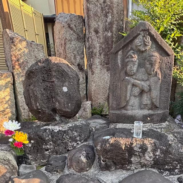 田町の道祖神｜手を握り肩を組んだ双体道祖神である。ここは淀師から大中里方面に通じる古くからの道筋であり、昔は田んぼ村と通称された。