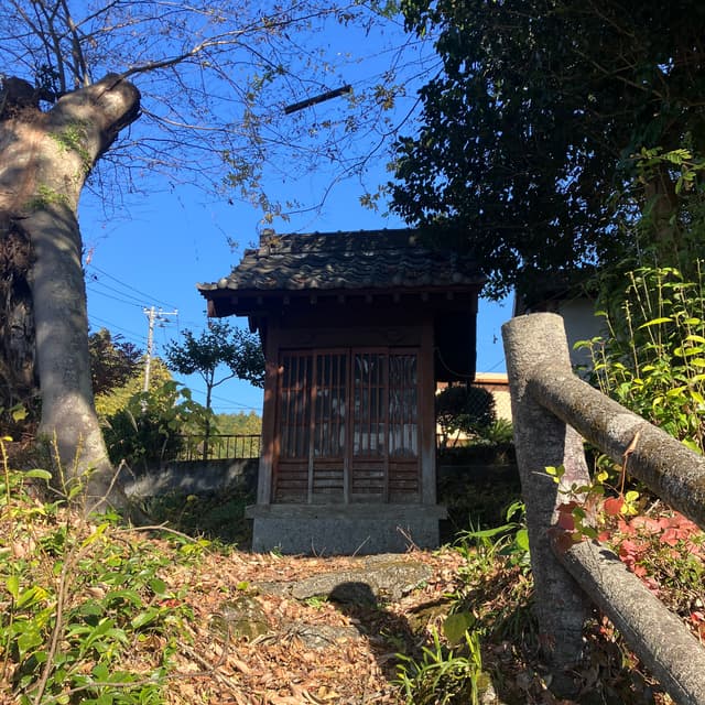 観音堂（閻魔堂）｜こにはかつて富士横道観音霊場巡りの第五番札所岳松寺があった。岳松寺は現在市内光町に移転している。堂内には閻魔十王像などの石仏が祀られており、堂近くには観音像や地蔵像が祀られている。また、境内入口左側に不動明王を祀る小堂がある。