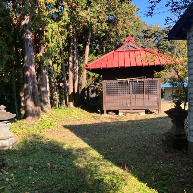 貴船神社｜沼久保地区の氏神である。ここは沢が大きく蛇行し、大雨の際には急流となる危険な箇所である。沼久保地区は水が得にくい場所であり、貴船神社をはじめ水神が多く祀られている。また、貴船神社と道を挟んだ西側には「金光山栄立寺」と記された題目塔がある。