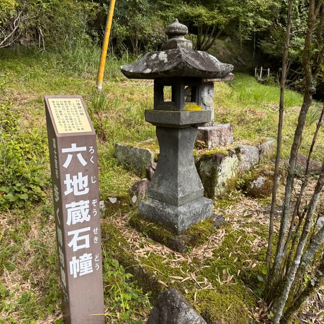 六地蔵石幢｜この付近の小字名は「地蔵堂(じぞうどう)」という。ここに六地蔵が刻まれた石幢(せきどう)がある。石幢とは、六角柱や八角柱の幢身(胴体)に経文や仏像を刻んだ石塔である。