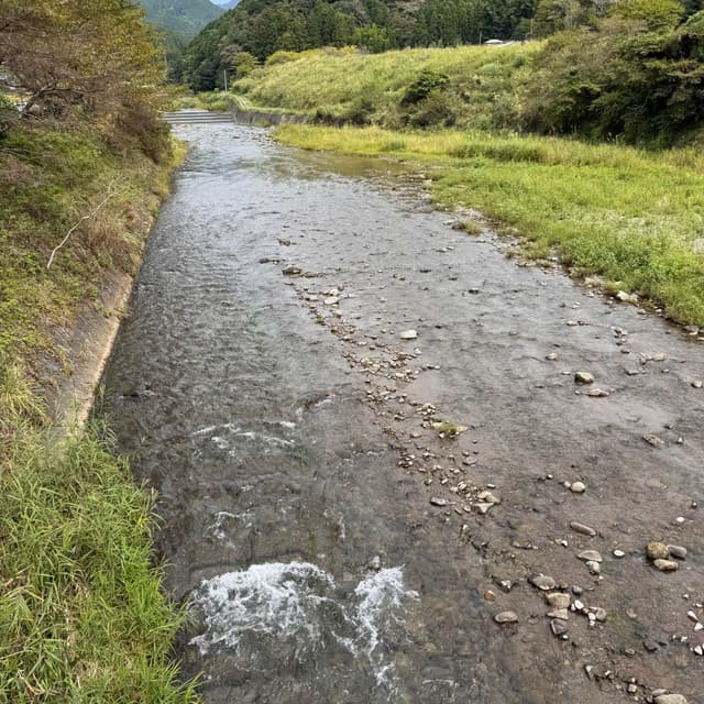 稲子川｜稲子川は、天子ヶ岳(てんしがだけ)を水源とし、北から南へと流れ、下稲子で富士川に合流する。川沿いには各集落が展開する。また、上流には「天子七滝」と呼ばれる滝がある。