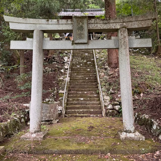 上稲子八幡宮｜上稲子の氏神である。社殿に祀られた厨子(富 士宮市指定文化財)には応神天皇・仲哀天皇・神 功皇后の３体の神像が納められている。厨子 は幕末のものと伝えられ、近年修復された。