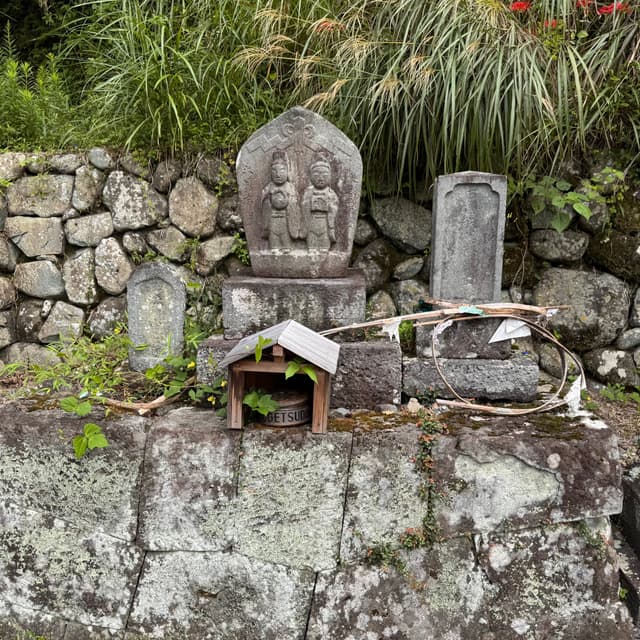 道祖神｜双体道祖神があり、どんど焼きの際、ここには飾り物「ヤナギ」が立てられる。また、ここは、 桜峠に至る「宇登坂」と呼ばれる場所で、道祖神のほかにも甲子(きのえね)と金比羅が祀られている。