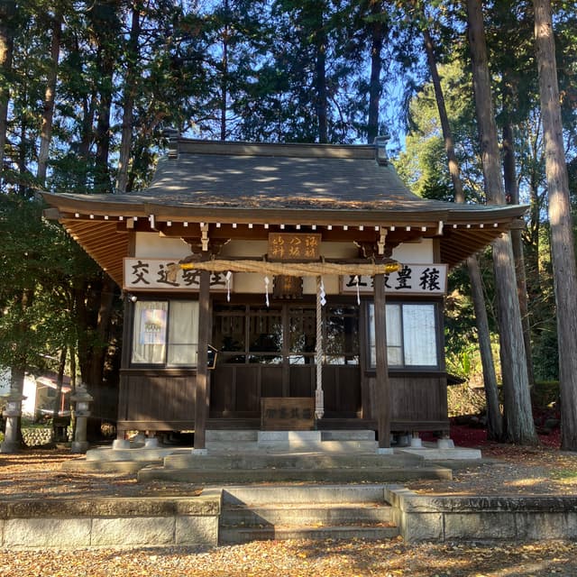 諏訪・八坂・山神社｜「三社明神」、「三社宮」、「柚野神宮」とも呼ばれ、諏訪大明神社、八坂神社（牛頭天王）、山神社が合祀されている。これらはそれぞれ下柚野村、猫沢村、上柚野村の氏神だという。