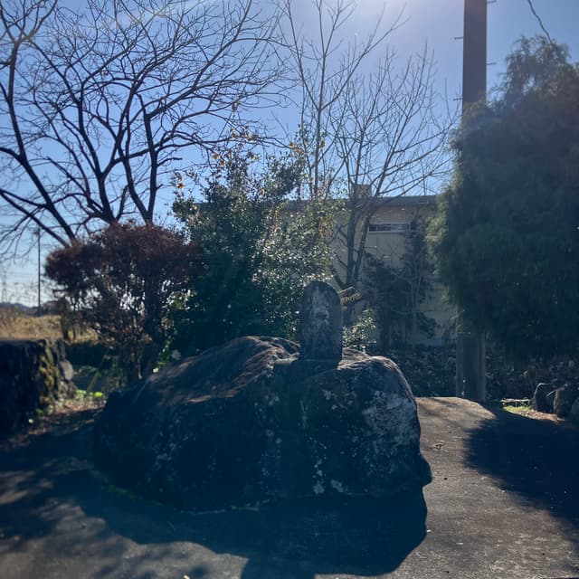 猫石（ねこいし）｜「猫沢」の地名の由来となったとされる大きな石で、源頼朝の富士の巻狩の折、大きな山猫が逃げ、その後に猫の形をした石が残されたという。