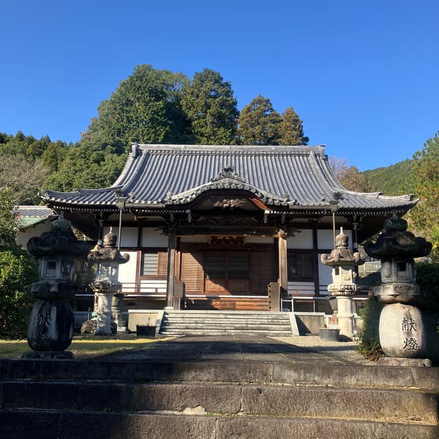 正法寺（しょうぼうじ）｜建治3年（1277）に日進が開山したという。寺伝によると、柚野の里で湯治をしていた日進が、真言宗の寺を日蓮宗に改めたという。