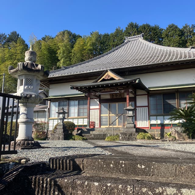 延命寺（えんめいじ）｜盛期には末寺6ヶ寺を持つ大寺で、明治44年（1911）火災に遭い現在地に移転した。寺には「地蔵菩薩立像」（鎌倉時代作と推定）や刺繍で描かれた「弥陀観音勢至の軸」などが伝わる。