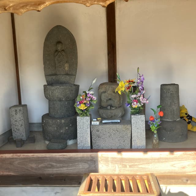 首なし地蔵｜堂内に幾つか石造物が祀られている。中央の石造物「首なし地蔵」には昔話が伝わっている。