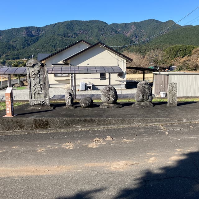小山（こやま）の石造物｜蚕神碑や題目塔があり、近くには精進川・小山の道祖神が2基祀られている。道祖神のうち向かって右側のものには元禄8年(1695)の銘があり、造立年が判明するもののなかでは市内で2番目に古い。