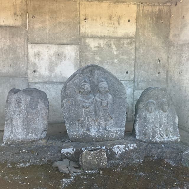 北原の道祖神｜双体道祖神が3基並んでいる。この道祖神は信州高遠（長野県伊那市）の石工が作ったもので、近くの民家に泊まって作業したと伝わる。