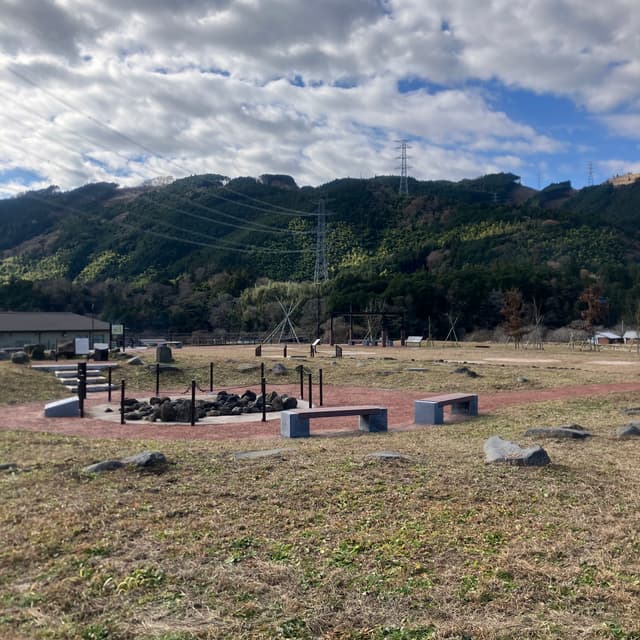 大鹿窪遺跡｜国指定史跡。約13,000年前の縄文時代草創期の遺跡で、十数基の竪穴住居址や大量の縄文土器・石器等が発見された。竪穴住居による集落としては国内最古級のものであり、住居数も同時期では最多となっている。人々がそれまでの洞窟・岩陰での生活から開けた平地での定住を始めた頃の様子がわかる貴重な遺跡である。