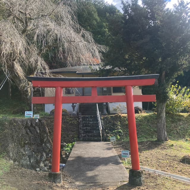 熊野神社｜神社裏手の山肌や境内に豊富な湧水がある。羽鮒（はぶな）丘陵のふもとには同様の湧水が幾つもあり、豊富な水が地域の人々の生活を支えて来たと考えられる。